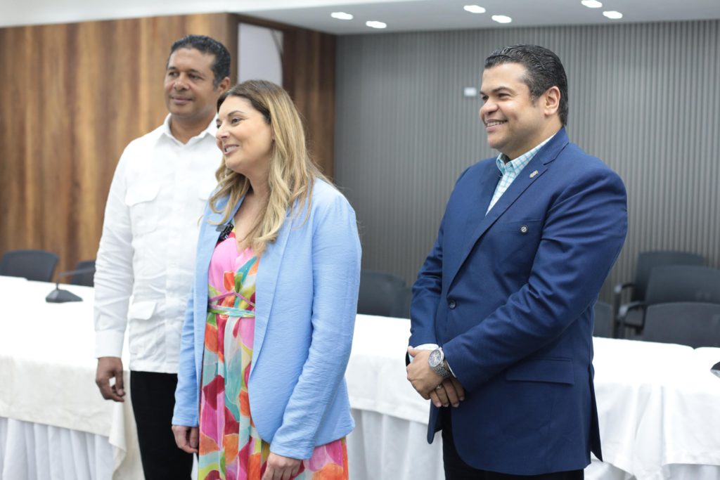 Cristina Bueti y Osvaldo Larancuent de isoc.do - intec visita Congreso promoviendo adopción Smart Cities PKI
