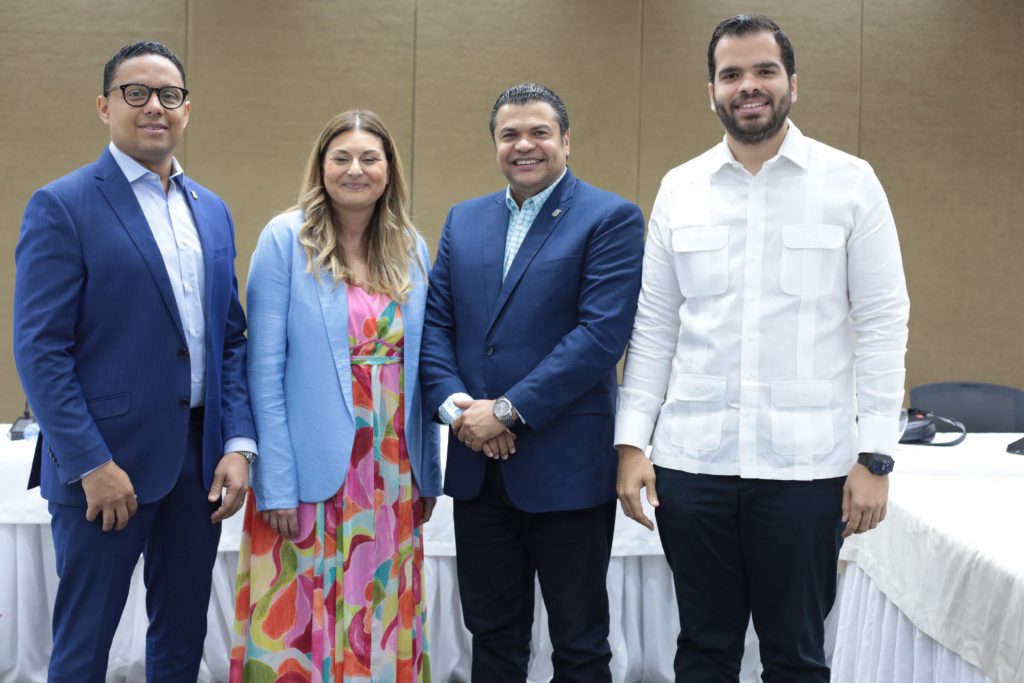 Cristina Bueti y Osvaldo Larancuent de isoc.do - intec  visitan Comité TIC Cámara de Diputados promoviendo adopción Smart Cities PKI