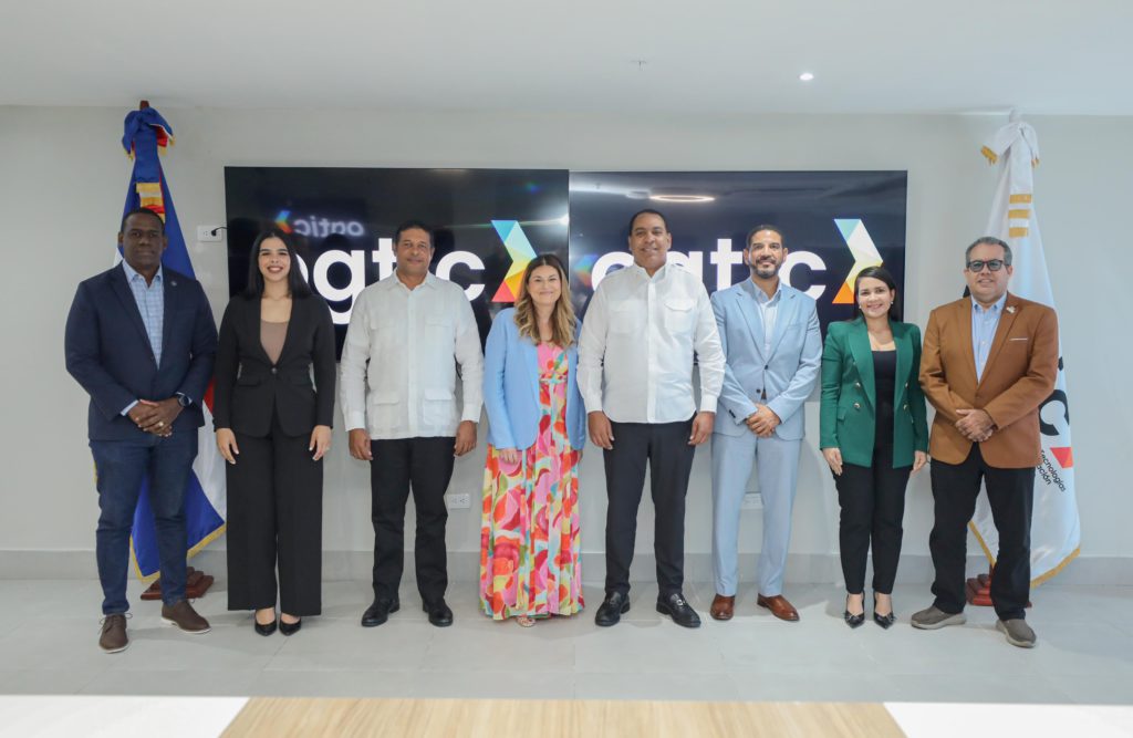 Cristina Bueti y Osvaldo Larancuent visita Ogtic promoviendo adopción Smart Cities PKI