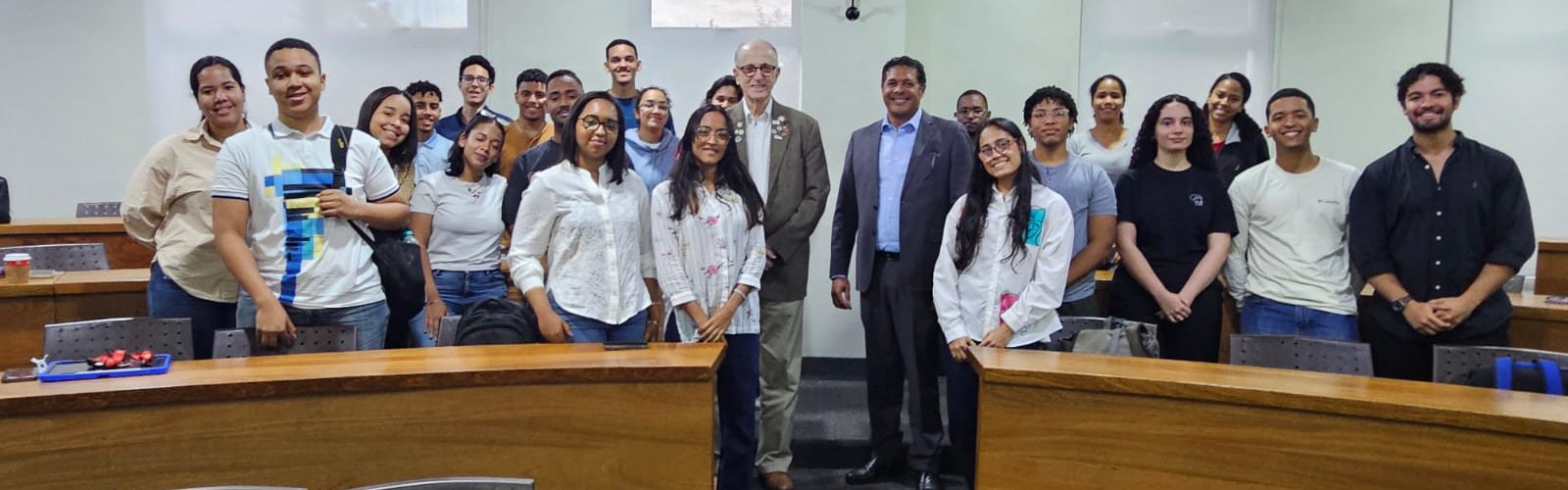 El Dr Luis Kun, posa junto a estudiantes y docentes de Ciberseguridad, Biomedicina, Salud, Ciberseguridad,, IEEE, INTEC