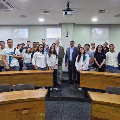 El Dr Luis Kun, posa junto a estudiantes y docentes de Ciberseguridad, Biomedicina, Salud, Ciberseguridad,, IEEE, INTEC
