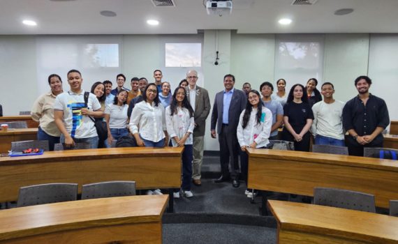 El Dr Luis Kun, posa junto a estudiantes y docentes de Ciberseguridad, Biomedicina, Salud, Ciberseguridad,, IEEE, INTEC